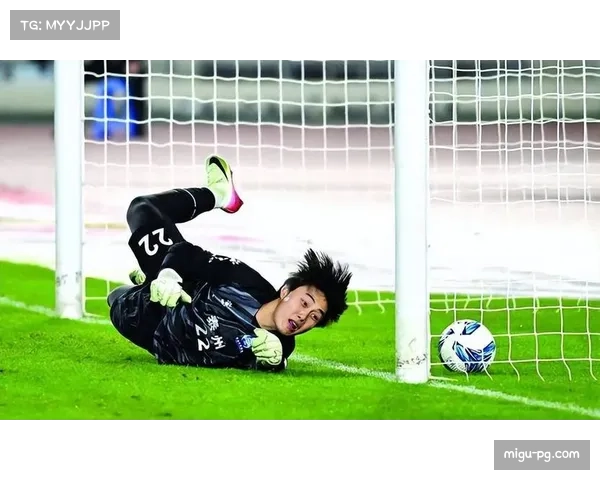 点球大战门将两度扑点，狂奔半场与球迷庆祝