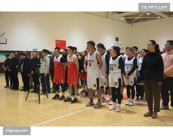 地方篮球联赛激情上演，草根球员展现拼搏精神