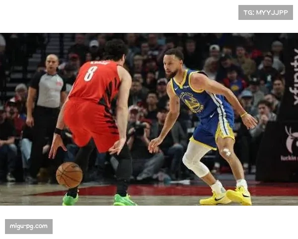 勇士对阵老鹰，库里与特雷-杨三分对轰